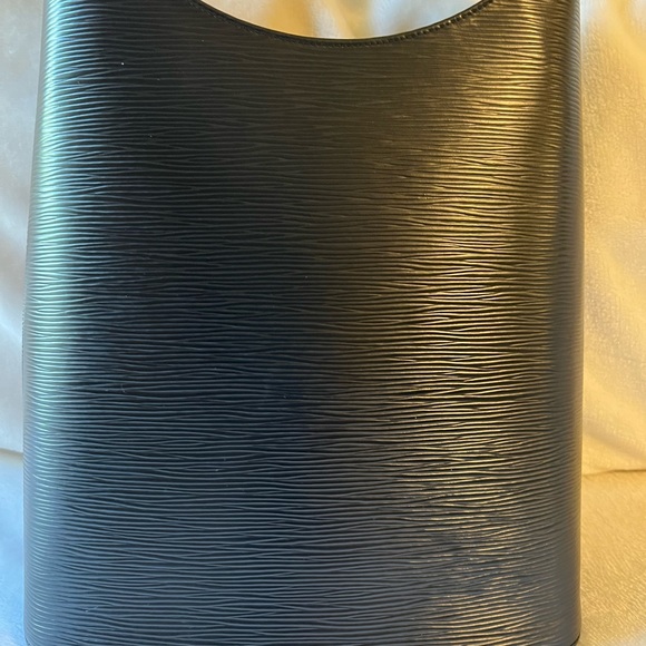 Louis Vuitton - Picture 5 of 11